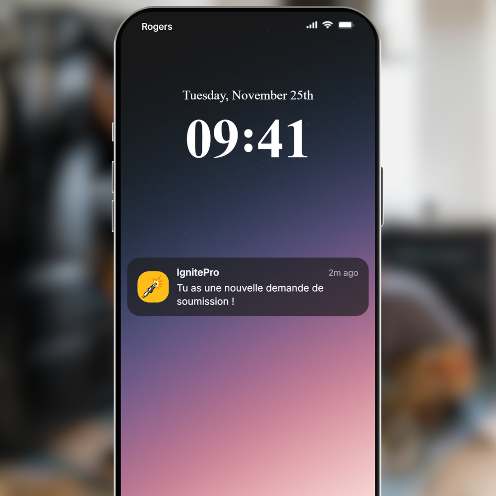 Un écran de téléphone montrant un texto : 'Appel manqué. Réponds OUI pour réserver.''
